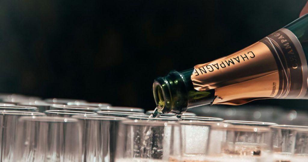 Edible Glitter in Champagne: Sparkle Your Celebration